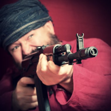 Agresif sakallı adam