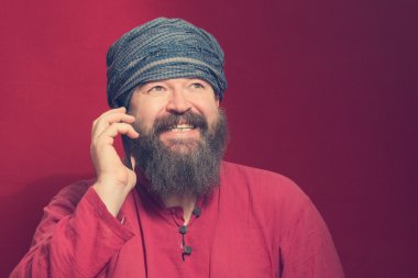 Kırmızı gömlekli sakallı adam 