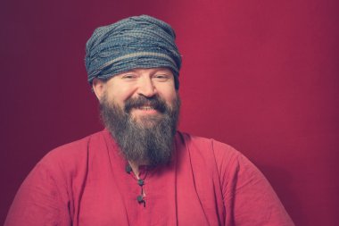 Kırmızı gömlekli sakallı adam 