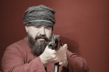 Sakallı adam silahla