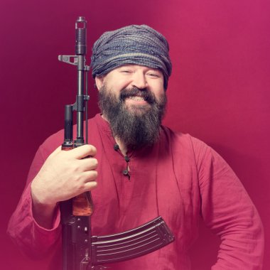 Sakallı adam silahla