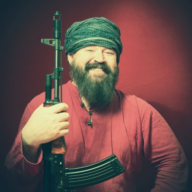 Sakallı adam silahla