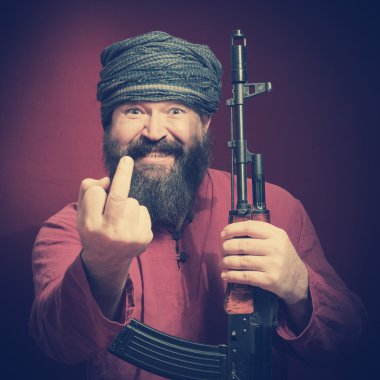 Sakallı adam orta parmak gösterilen