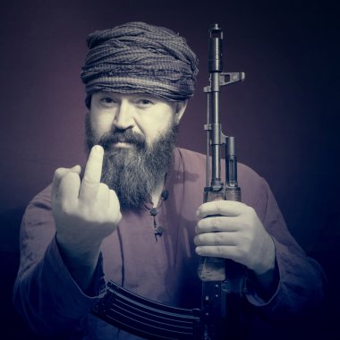 sakallı adam tüfekle 