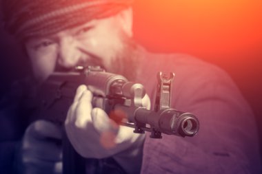 Agresif sakallı adam