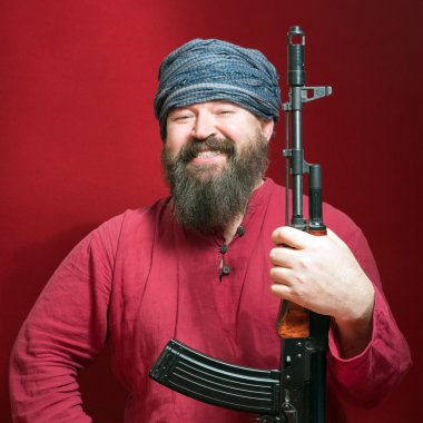 Sakallı adam silahla