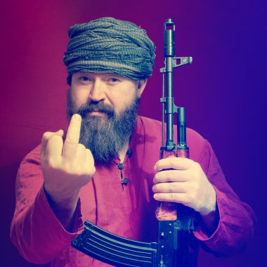 sakallı adam tüfekle 