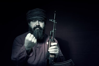 sakallı adam tüfekle