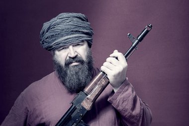 sakallı adam silahla 