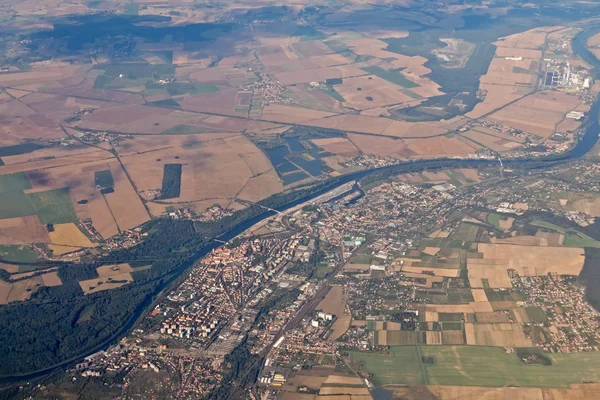 Çayırlar, ormanlar ile kara