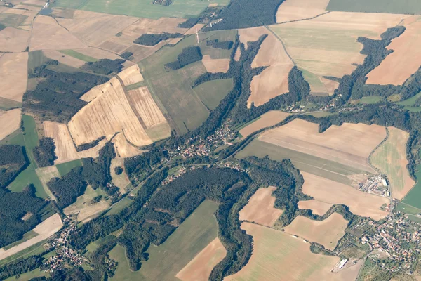 Çayırlar, ormanlar ile kara