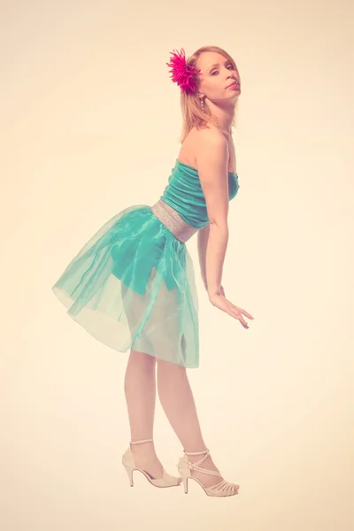 Chica rubia joven bailando — Foto de Stock