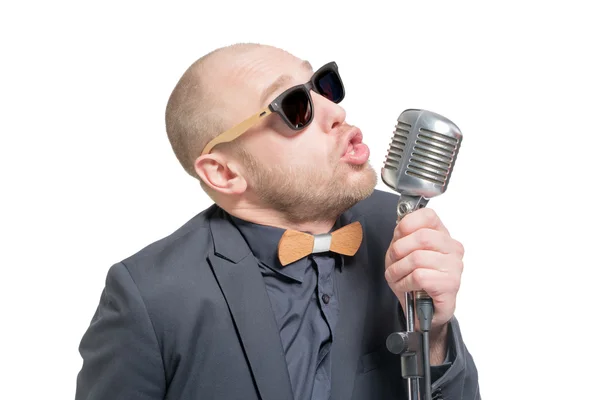 Небритый лысый мужчина с микрофоном — стоковое фото