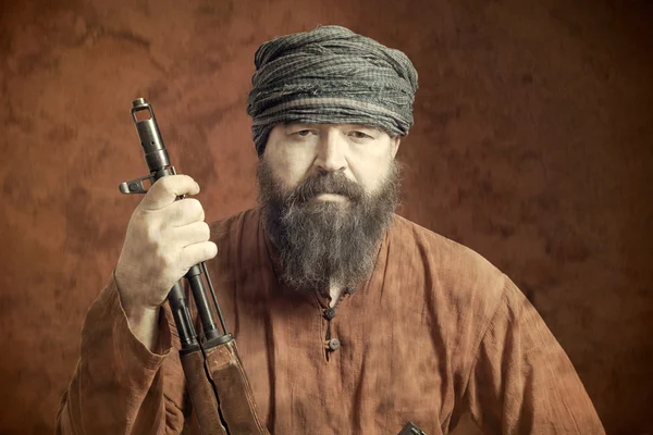 sakallı adam silahla 