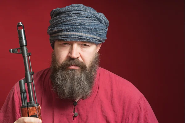 Kırmızı gömlekli sakallı adam 