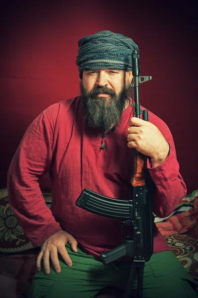 Sakallı adam silahla