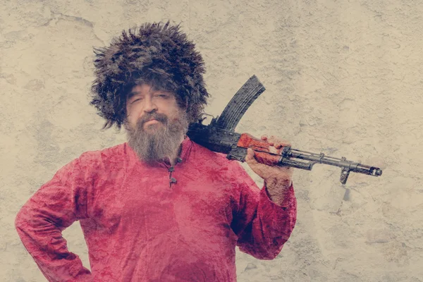 Sakallı adam silahla
