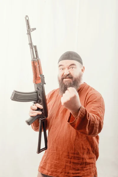 Bärtiger Mann mit Waffe — Stockfoto