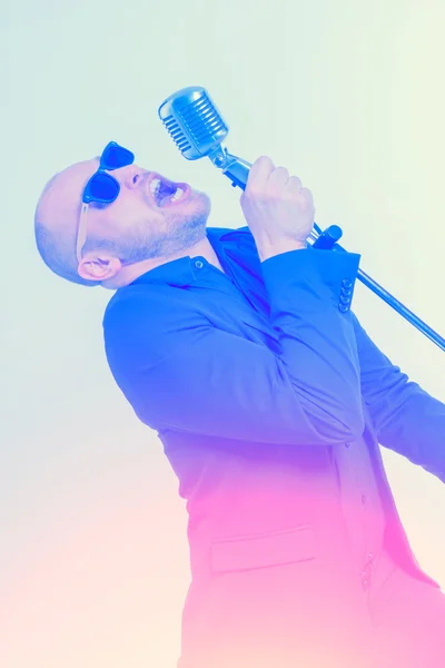 Homem careca sem barba com microfone — Fotografia de Stock