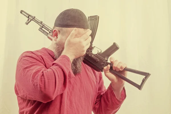 Uomo barbuto con pistola — Foto Stock