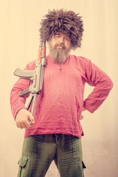 Sakallı adam silahla