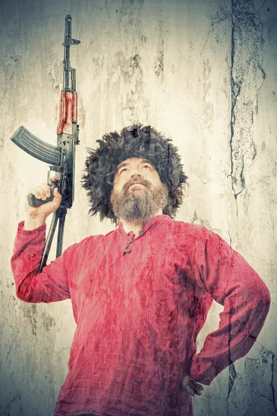 Sakallı adam silahla