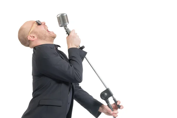 Homme chauve non rasé avec microphone — Photo