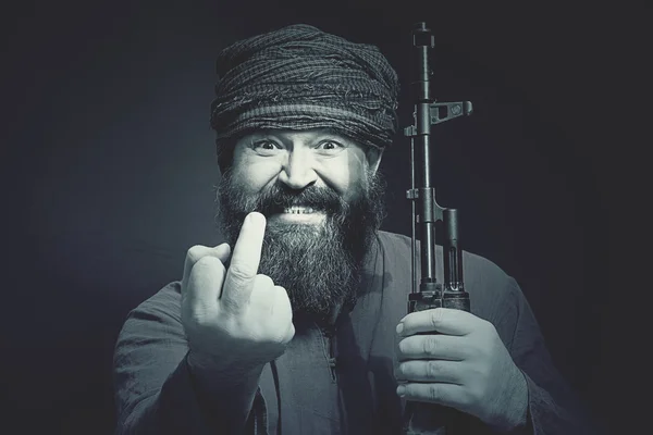 Hombre barbudo mostrando el dedo medio — Foto de Stock