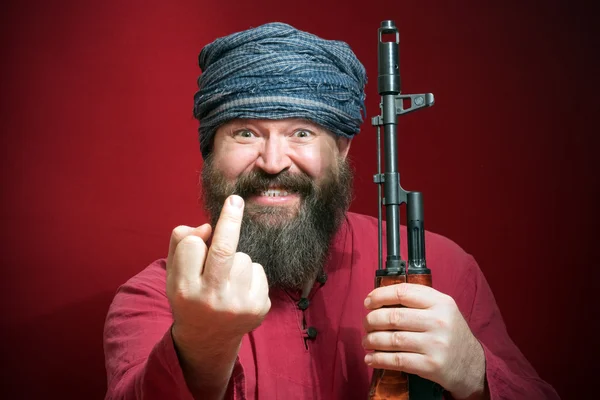 Бородатый мужчина показывает средний палец — стоковое фото