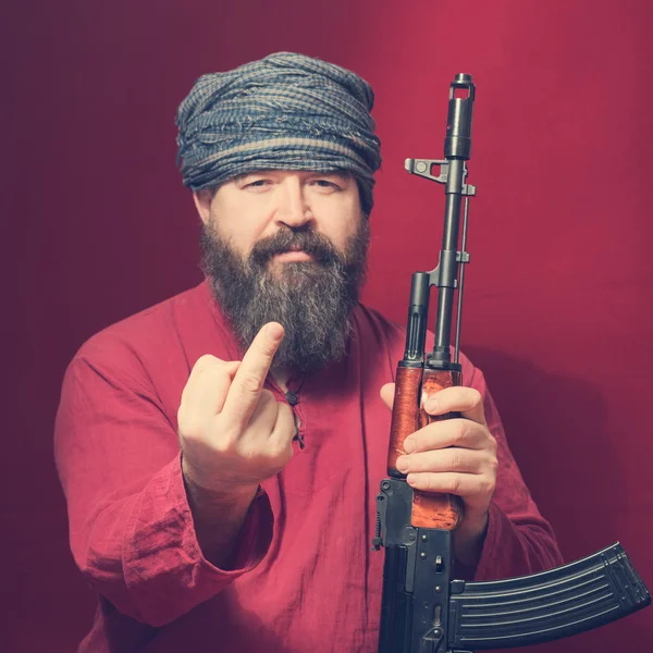 Бородатый человек с винтовкой — стоковое фото