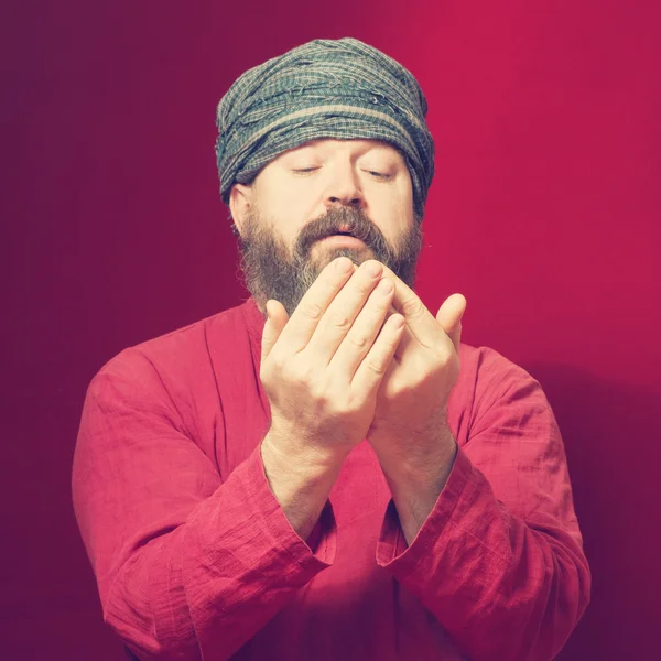 Бородатий молитви людина — стокове фото