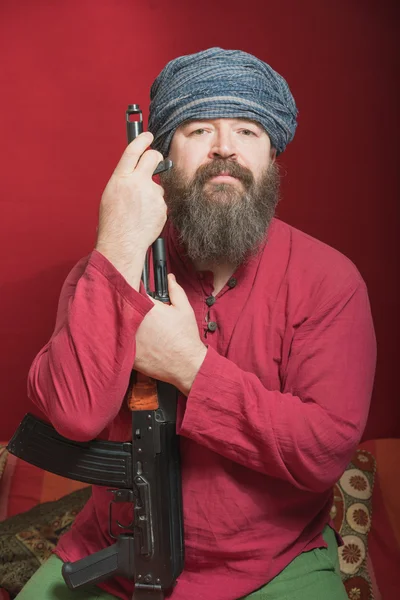 소총과 수염된 남자 — 스톡 사진