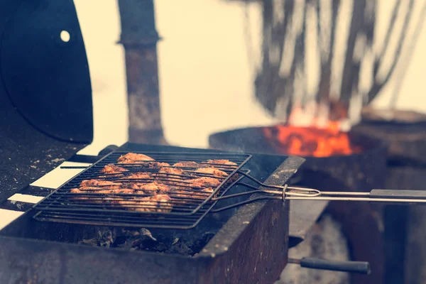 Friggere la carne alla griglia — Foto Stock