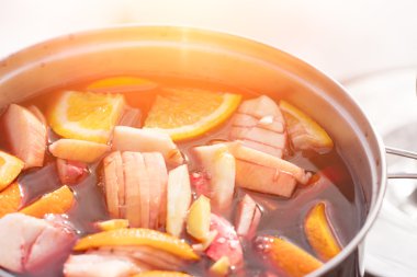 Meyve şurubu metal bir tavada ile