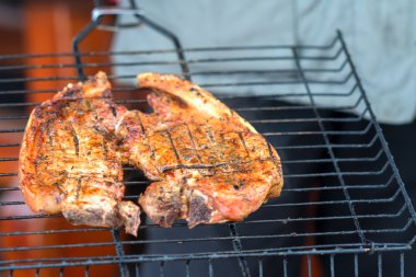 Bir ızgarada kızartılmış et 