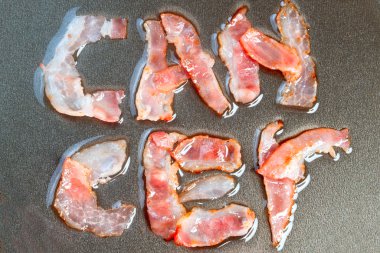 Bir tava kaplı üzerinde yazıt 