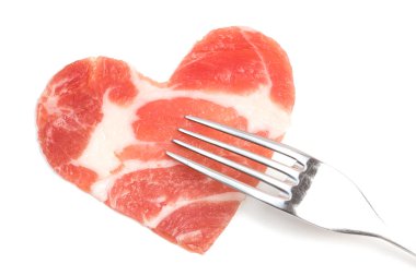 Kalp şeklinde çiğ et. 