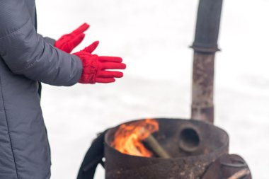 Bir kadın bir parlak pembe eldiven