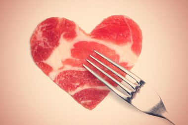 Kalp şeklinde çiğ et parçası