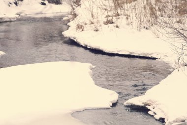 karda kışın nehir 