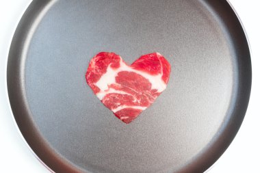 Teflon tava üzerinde şekil kalp