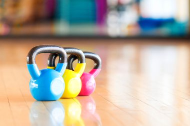 Mavi, sarı ve pembe halter