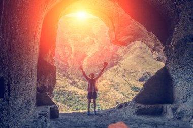 Genç kız turistik elleriyle ayağa kalkmak ve ukulele cave City giriş içinde