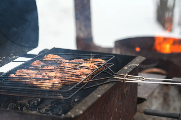 Carne frita em uma grelha — Fotografia de Stock