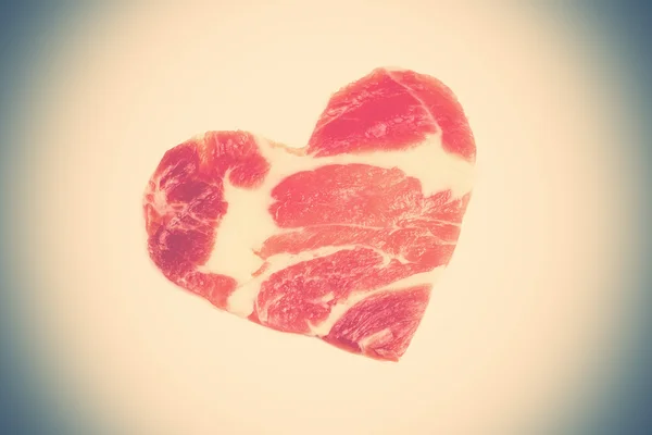 Carne cruda sotto forma di cuore — Foto Stock