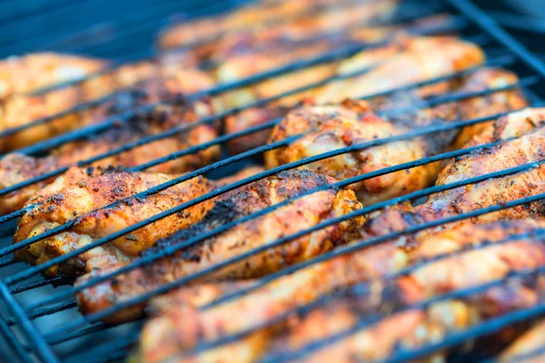 Carne fritta su una griglia — Foto Stock