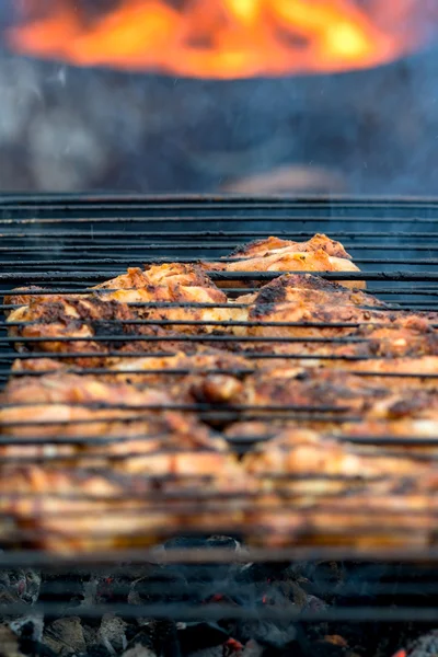 Carne frita em uma grelha — Fotografia de Stock