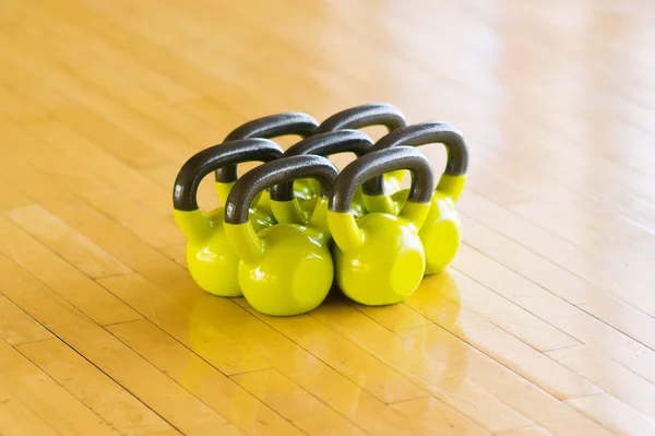 Set gele dumbbells — Stockfoto