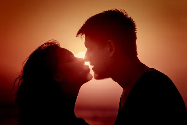 Jong Koppel Genieten Van Zonsondergang Staande Het Strand — Stockfoto