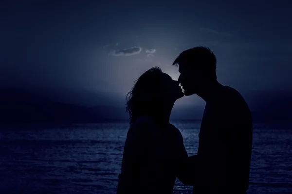 Young Couple Enjoying Sunset Standing Beach — Stock Photo, Image